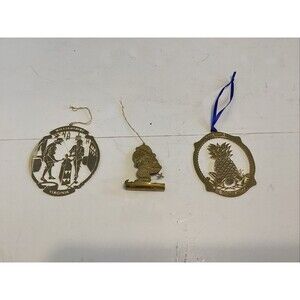 vintage colonial williamsburg Christmas ornament gold